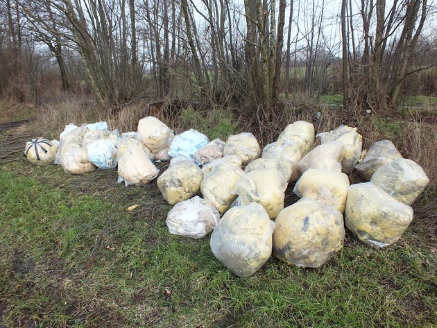 POL-SE: Neversdorf / Struvenhütten - Unbekannte entsorgen illegal Mineralwolle - Wer hat etwas gesehen?