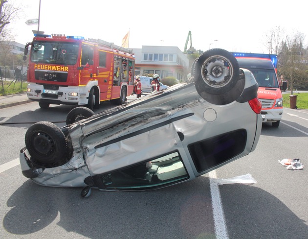 POL-ME: Auto überschlug sich: Velberter bei Verkehrsunfall schwer verletzt - Velbert - 2104007