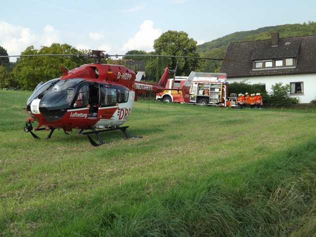 POL-HM: Pkw setzt sich beim Beladen in Bewegung - 36-Jähriger vom Fahrzeug eingeklemmt und schwer verletzt - Rettungshubschrauber im Einsatz