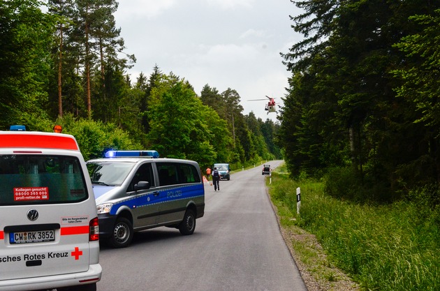 KFV-CW: Unfall mit zwei Schwerverletzten in Kleinwagen. Fahrt endet im Wald.