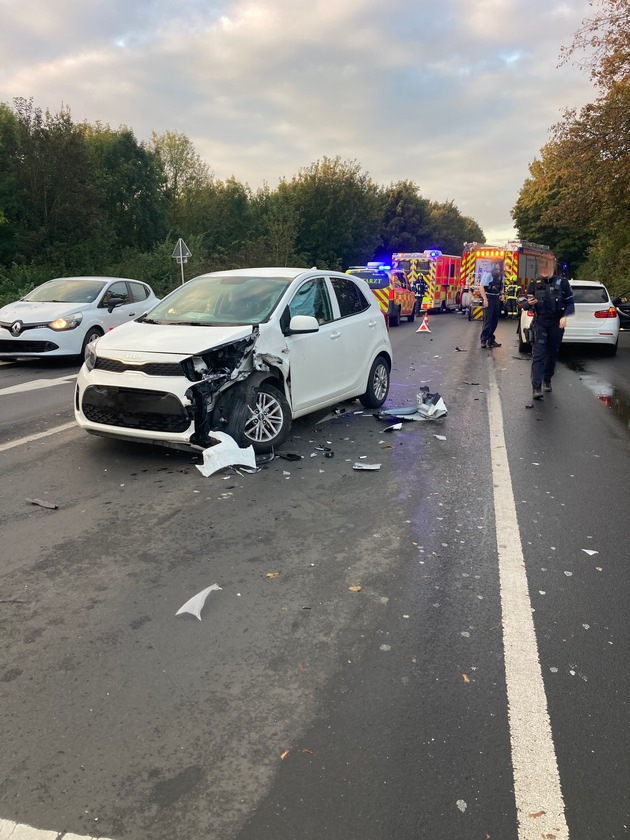 FW Bergheim: Zwei Verletzte nach Verkehrsunfall in Bergheim Besatzung eines Krankenwagens als Ersthelfer vor Ort - Landstraße teilweise gesperrt