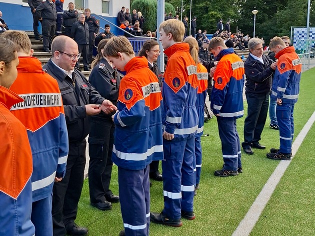 FW Hünxe: Mitglieder der Jugendfeuerwehr erhalten die Leistungsspange