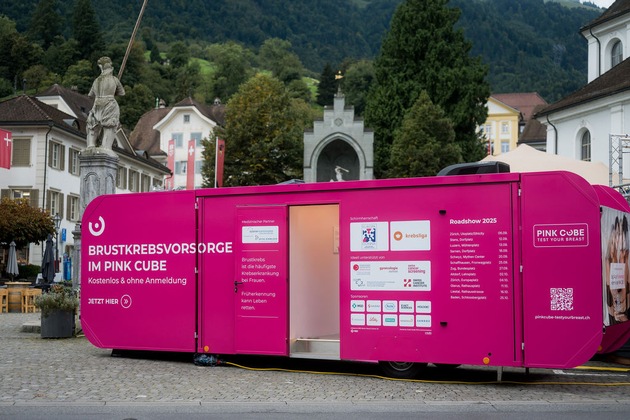 PINK CUBE heute in Stans: Brustkrebsvorsorge auf dem Dorfplatz