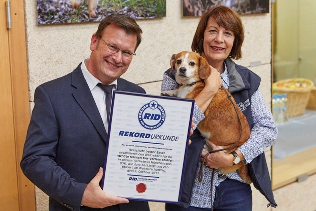 Weltrekord in Basel ist offiziell - Tierschutz beider Basel (TbB) organisiert die weltgrößte &quot;Mensch-Tier-Vorlesestaffel&quot; mit 205 vorlesenden Kindern