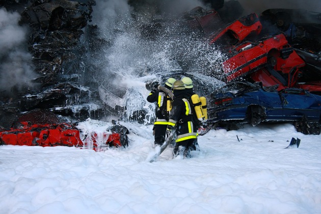 FW-E: Großbrand in Essen-Altenessen, etwa 100 Schrottfahrzeuge ausgebrannt