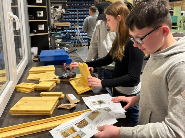 FW Alpen: Jugendfeuerwehr engagiert sich handwerklich f&uuml;r den Artenschutz