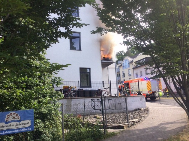 FW-BN: Balkon stand im Vollbrand, Rauchsäule in Poppelsdorf von Weitem sichtbar