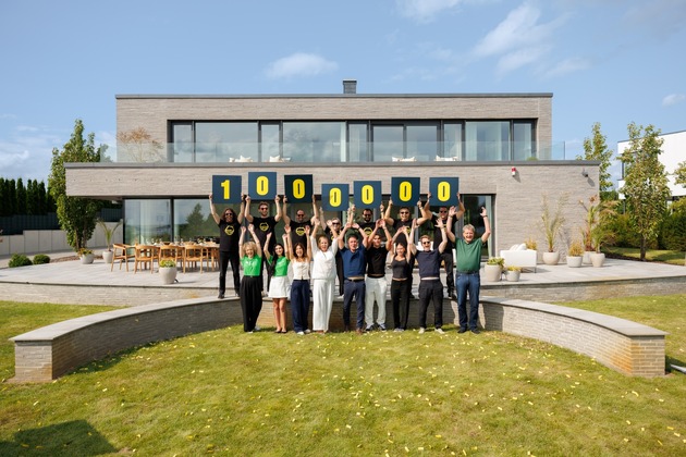 Lehrer gewinnt 2.5 Mio. Euro Luxusvilla von Omaze während er mit seiner Familie im Urlaub ist