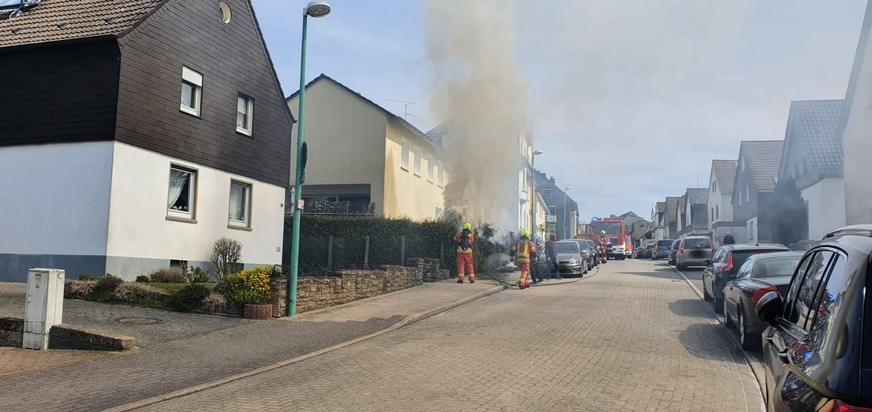 FW-Velbert: Feuerwehr löscht Heckenbrand