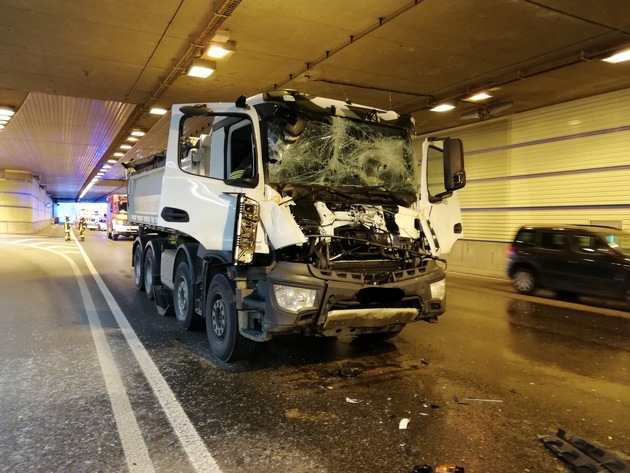 POL-VDMZ: LKW Unfall führt zu erheblichen Verkehrsbeeinträchtigungen im Rhein-Main-Gebiet