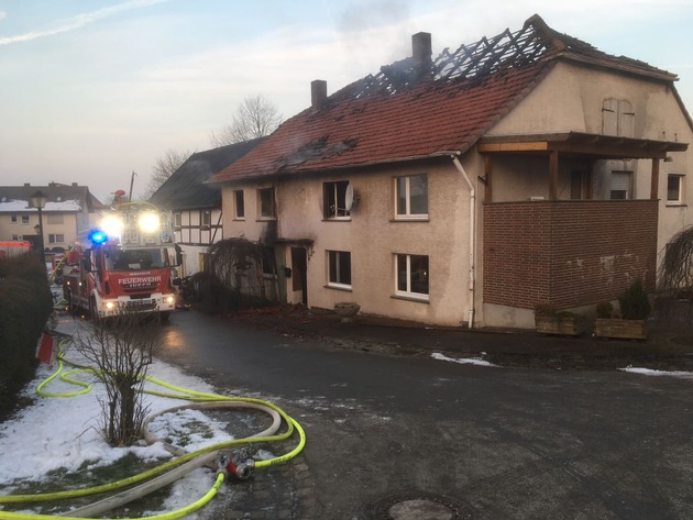 FW Borgentreich: Im Borgentreicher Ortsteil Muddenhagen brannte in der Nacht ein Wohhaus. Es entstrand ein enormer Sachschaden. Personen kamen dabei nicht zu schaden.