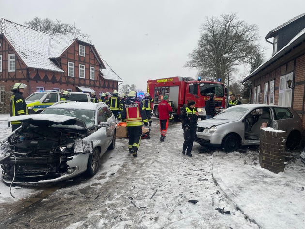 FW Südheide: Schwerer Verkehrsunfall in Wohlde Großaufgebot an Rettungskräfte im Einsatz