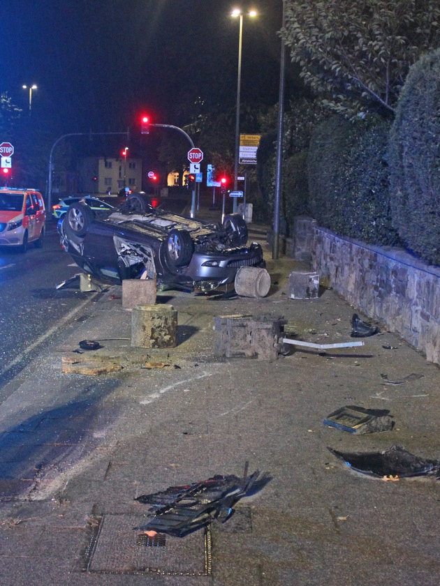 POL-ME: Sekundenschlaf: 21-Jähriger verliert Kontrolle über sein Auto - Totalschaden - Heiligenhaus - 2009139
