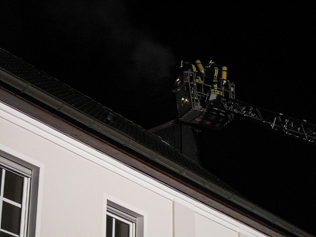 FW-AR: Rauch im Keller entpuppt sich als Rußbrand im Schornstein