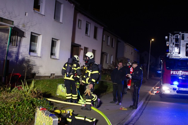 FW-MK: Brennende Einrichtungsgegenstände in Wohnhaus