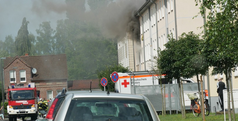 FW Celle: Küchenbrand in Neuenhäusen und Feuermeldung in der Altstadt - zwei Einsätze gleichzeitig für die Feuerwehr Celle!