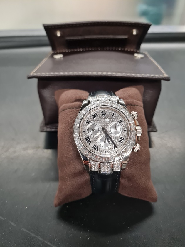 HZA-D: Strafverfahren für zwei Armbanduhren / Düsseldorfer Zoll stellt Uhren im Wert von 110.000 Euro sicher