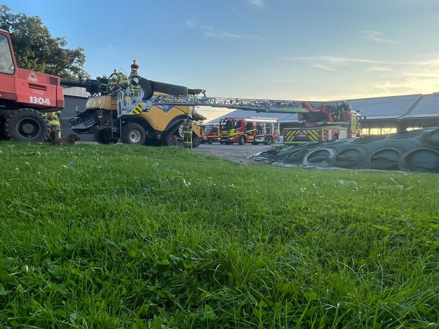 FW-OLL: Rettung aus der Höhe: Feuerwehr Wildeshausen übt Notfallrettung bei Herzstillstand auf einem Mähdrescher