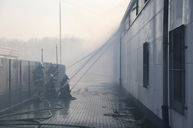 FW-E: Großbrand einer Lagerhalle - Rauchsäule weit sichtbar