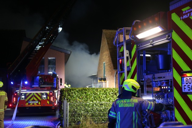 FW Gronau: Scheunenbrand in Epe - eine Unruhige Silvesternacht f&uuml;r die Feuerwehr Gronau