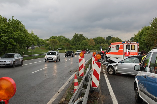 POL-PDNW: Zu schneller BMW durchbricht die Mittelschutzplanken