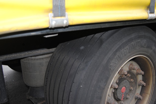 POL-PDKL: LKW hat 4 defekte Reifen