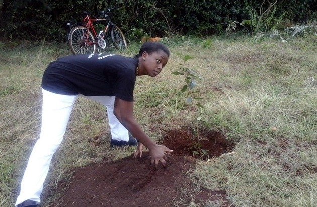 Open Doors Deutschland e.V.: Kenia: Ein Baum für jeden getöteten Studenten / Open Doors bei Gedenkfeiern im Gespräch mit Studenten aus Garissa