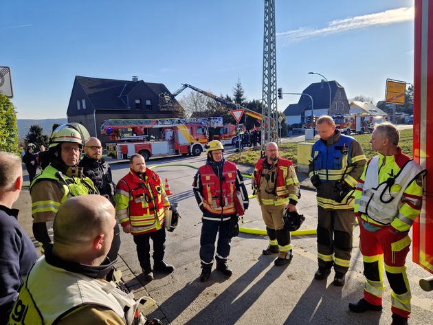 FW-EN: Feuerwehren Gevelsberg und Wetter (Ruhr) bekämpfen Wohnungsbrand an der Stadtgrenze