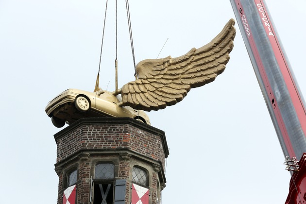 Herausgeputztes Flügelauto verlässt Ford: Der &quot;Goldene Vogel&quot; thront wieder auf dem Kölnischen Stadtmuseum (BILD)