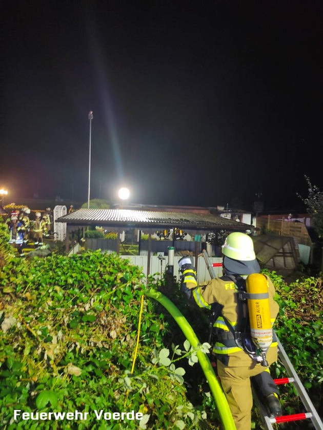 FW Voerde: Einsatzreiche Nacht für die Feuerwehr Voerde: 2 Brände &amp; ein Verkehrsunfall im Ortsteil Friedrichsfeld