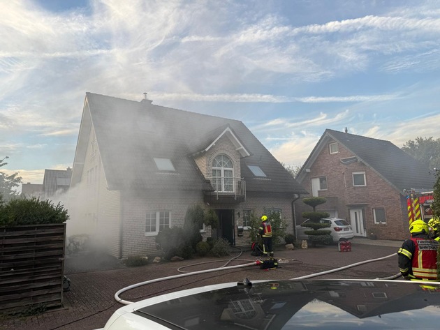 FW Bergheim: Kellerbrand am Dornröschenweg - Akkubrand sorgt für starke Rauchentwicklung