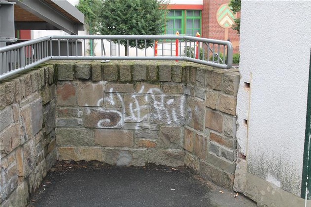 POL-PDMT: Graffiti an Grundschule am Schloss