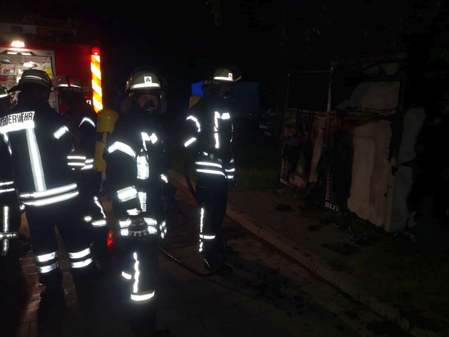 POL-STD: Brandstifter setzen in Horneburg Altkleidercontainer und Gartenmüllbox in Brand - Polizei sucht Zeugen