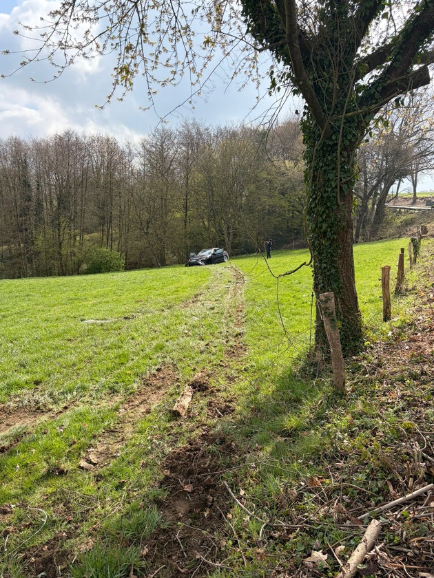 FW Hennef: Verkehrsunfall in Hennef-Westerhausen - Zwei Leichtverletzte