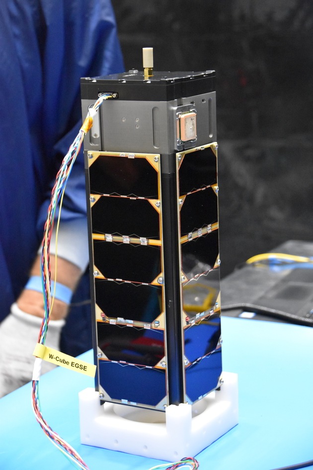 Satellit sendet erstmals Testsignale im Frequenzbereich des Q-  und W-Bands