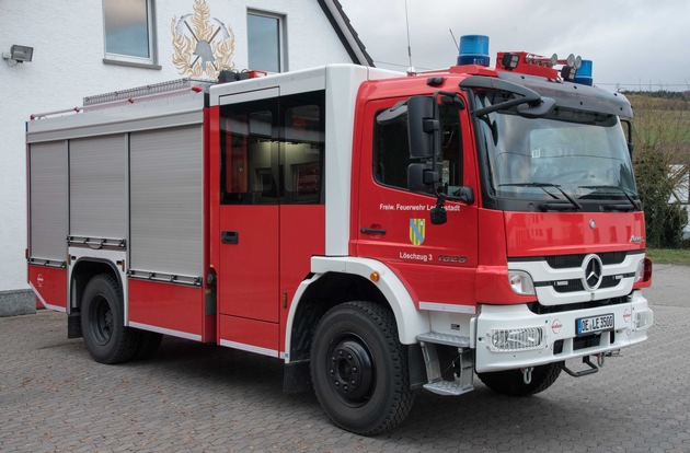 FW-OE: neues Tanklöschfahrzeug in Elspe eingetroffen - Großer Bahnhof am Feuerwehrhaus