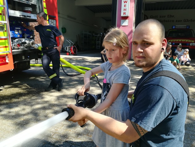 FW-KLE: Feuerwehr klärt Kinder über die Gefahren von Feuer auf: Kindergartenkinder besuchen die Freiwillige Feuerwehr Bedburg-Hau