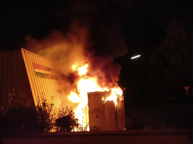 POL-PDMY: Brand eines Anhängers neben Baumarkt