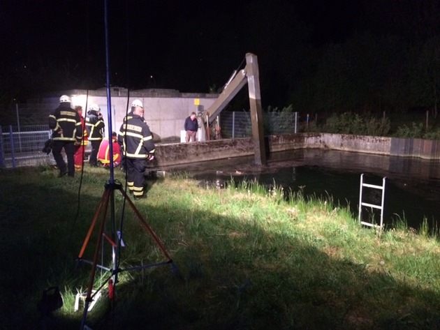 FW-PL: große Suchaktion am Lennegewässer und Gasgeruch im Ortsteil Böddinghausen am Vatertag