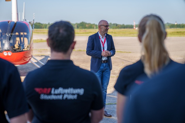 Ausbildung zum Berufshubschrauberpiloten / DRF Akademie verabschiedet ersten Ausbildungsjahrgang nach erfolgreichem Abschluss