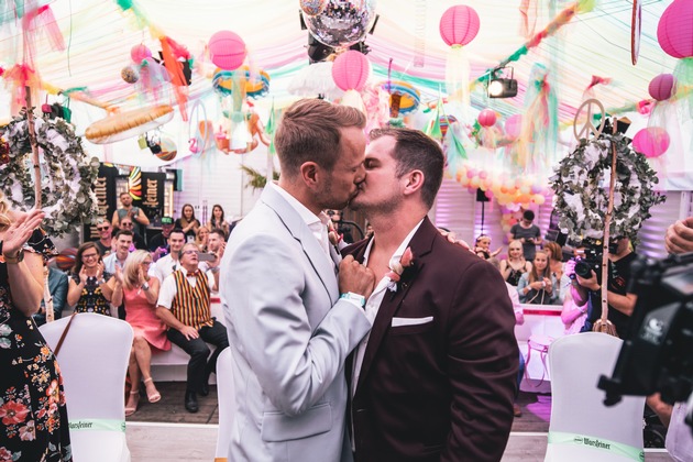 Just Married / Warsteiner feiert erste gleichgeschlechtliche Hochzeit auf dem Parookaville