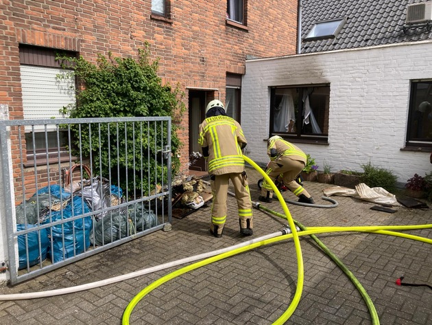 FW Rheurdt: Feuerwehr löscht Küchenbrand im Rheurdter Ortskern - vier Leichtverletzte