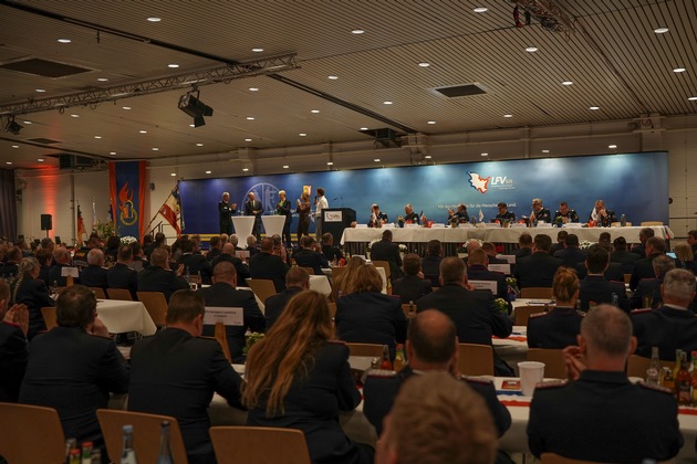 FW-LFVSH: Landesfeuerwehrversammlung 2026: Gemeinsam klarkommen - Ministerpr&auml;sident und Innenministerin w&uuml;rdigen Engagement der Feuerwehren und &uuml;bergeben F&ouml;rderbescheid zur St&auml;rkung der Resilienz