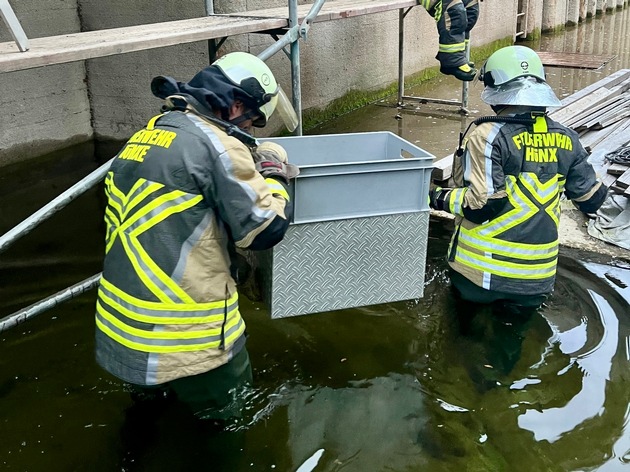 FW Hünxe: Feuerwehr rettet eingeklemmte Katze aus Schleusenkammer