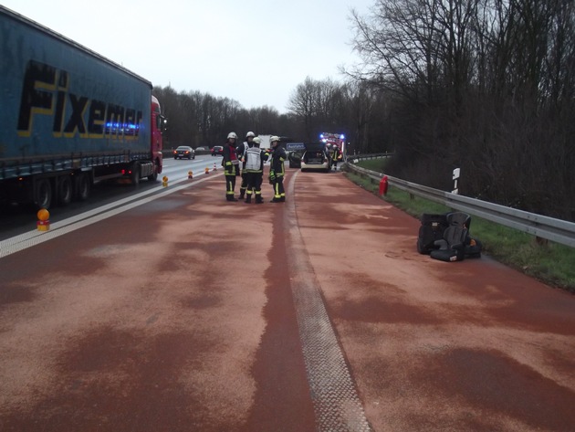 FW-DO: PKW auf der A45 in Vollbrand / Auslaufende Betriebsstoffe bedrohen Umwelt