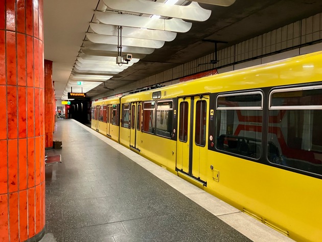 FW-MH: Schwerer Unfall an der U-Bahn-Haltestelle Christianstraße - Männliche Person schwer verletzt