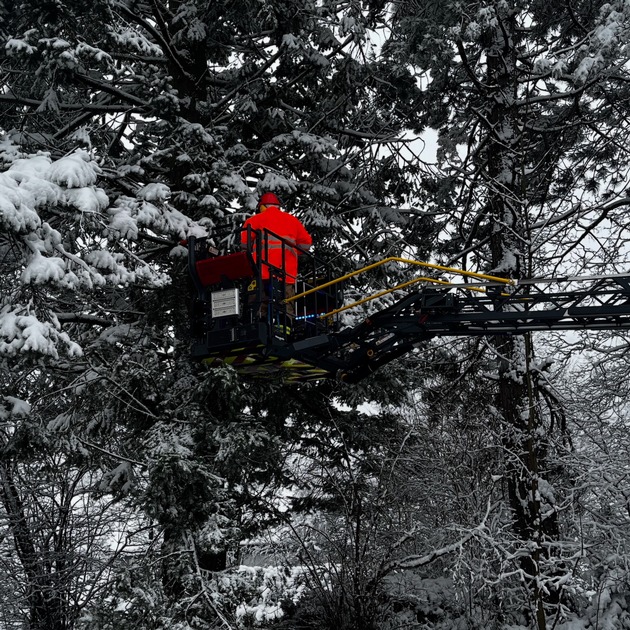 FW Ense: Wintereinbruch im Kreis Soest / Feuerwehr Ense am Nachmittag im Dauereinsatz