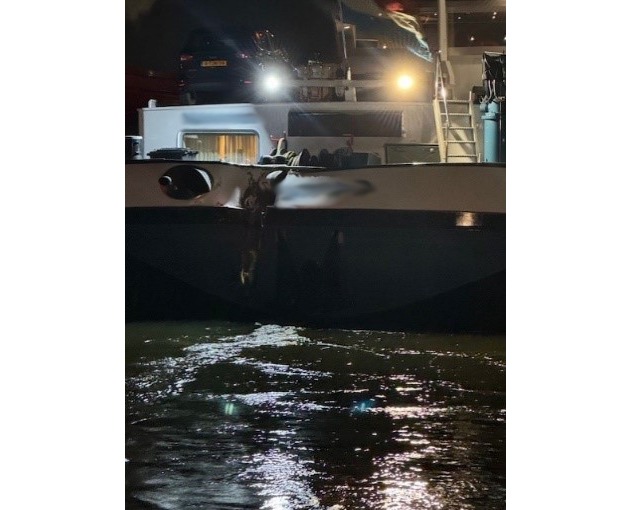 POL-DU: Duisburg: Gütermotorschiff fährt in anderes Schiff