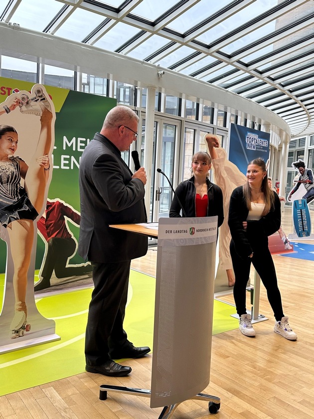 Lebensgroß im Landtag: WestLotto und Landessportbund NRW präsentieren sportliche Toptalente