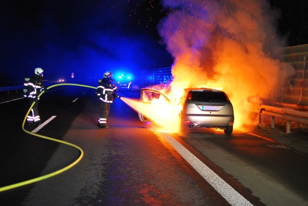 FW-MK: Brennender PKW auf der Autobahn